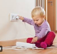 Criatura toca enchufe